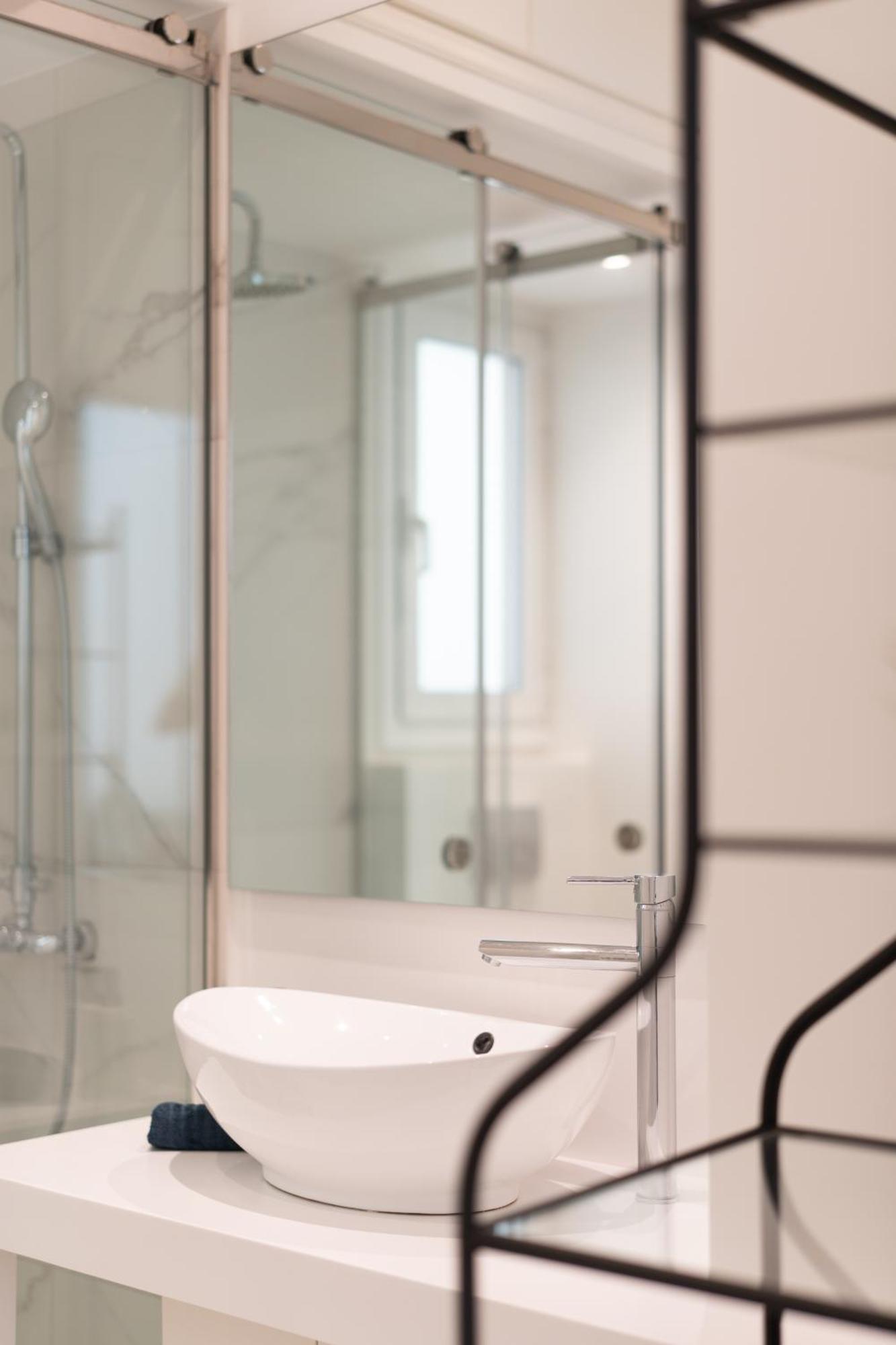 Sophisticated Modern Apt In Athens Center Ngoại thất bức ảnh