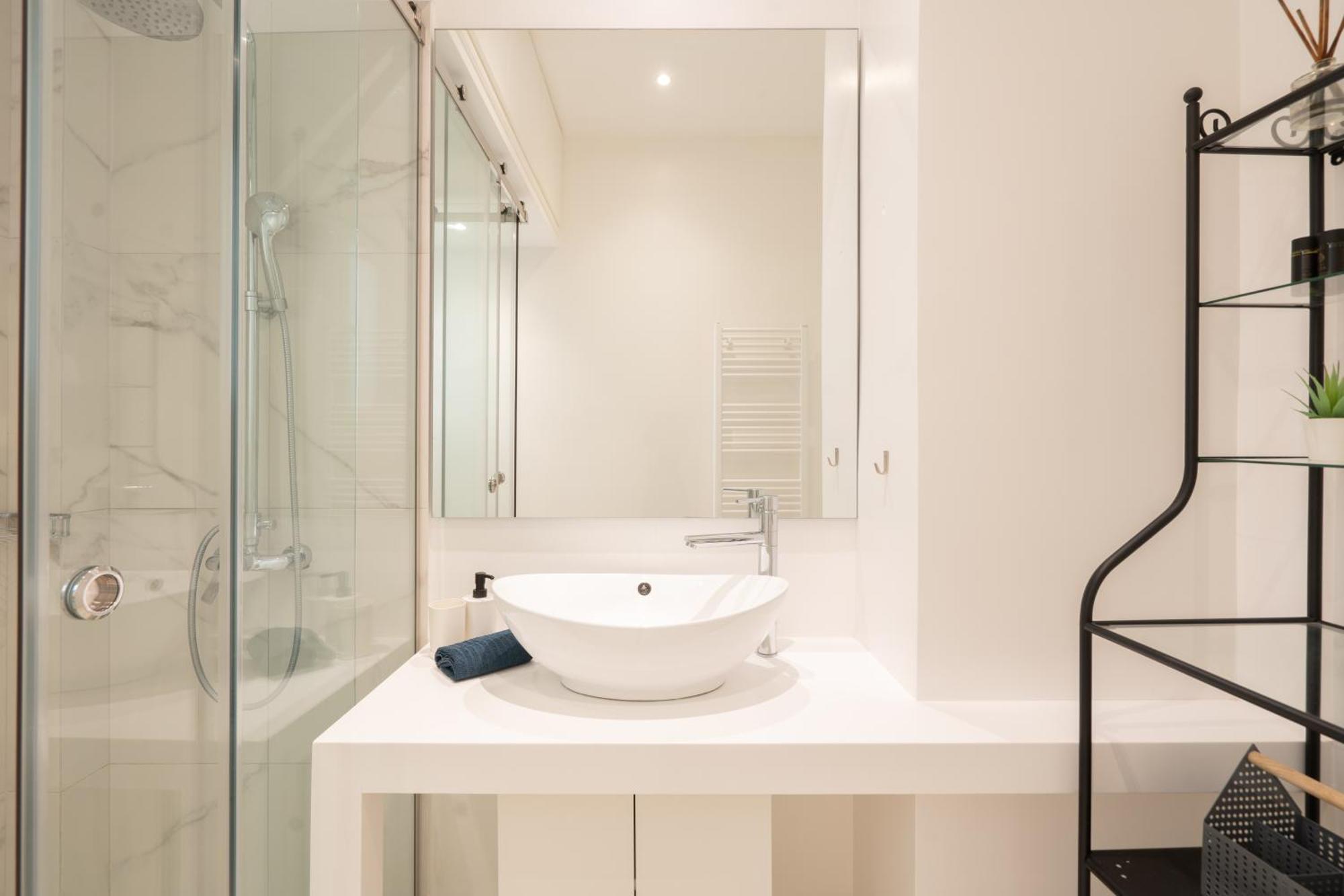Sophisticated Modern Apt In Athens Center Ngoại thất bức ảnh